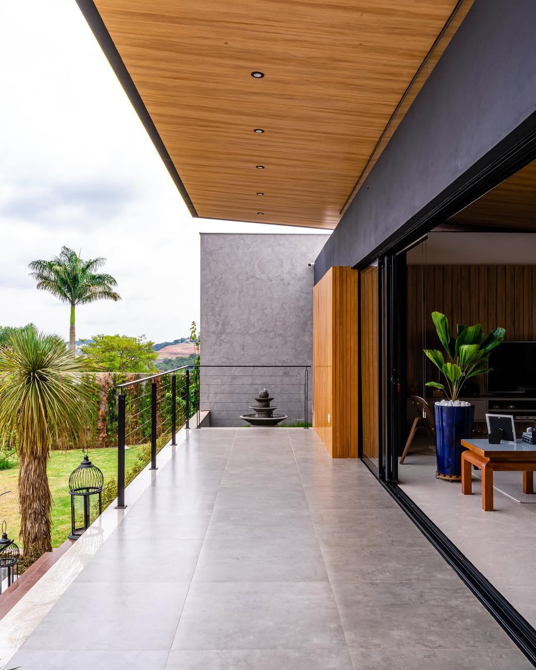 Explorando novos patamares de design! Neste projeto, uma escada única cria um contraste vibrante (2)